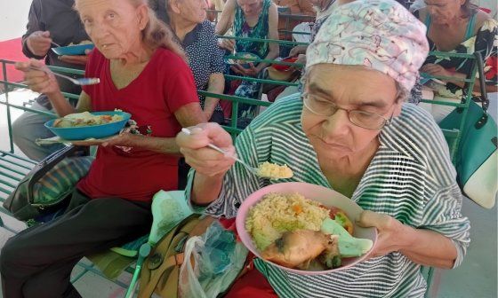 Ancianos y personas obres reciben alimentos preparados por el Ministerio Viento Recio en Las Tunas (mayo de 2026). Foto: Facebook de Mario Jorge "Mayim" Travieso.
