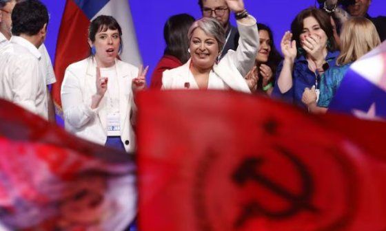 Jeannette Jara celebra su triunfo en primera vuelta de elecciones en Chile con bandera comunista