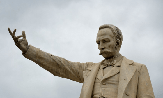 Estatua de José Martí con el brazo levantado apunta hacia delante.