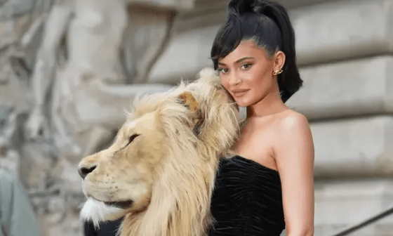 Kylie Jenner llegando al show de Schiaparelli en Paris usando un vestido con cabeza de león.