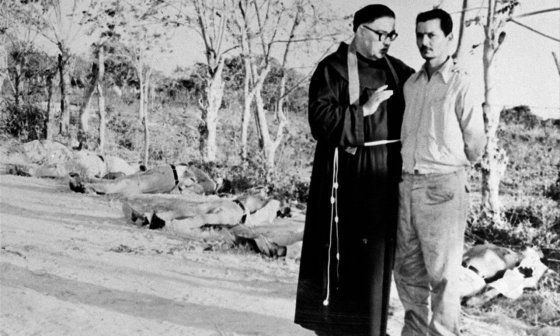 Foto histórica de fusilamientos en Cuba en 1959. Sacerdote brinda consuelo a Aristidez Díaz antes de ser fusilado.