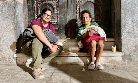 La activista cubana Lara Crofs (Yamilka Lafita) junto a una anciana desfavorecida en las calles de La Habana.