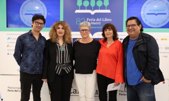 De izquierda a derecha: Yunior García (Cuba), Gioconda Belli (Nicaragua), Eva Orúe (España), Rosa Montero (España) y Juan Carlos Chirinos (Venezuela).