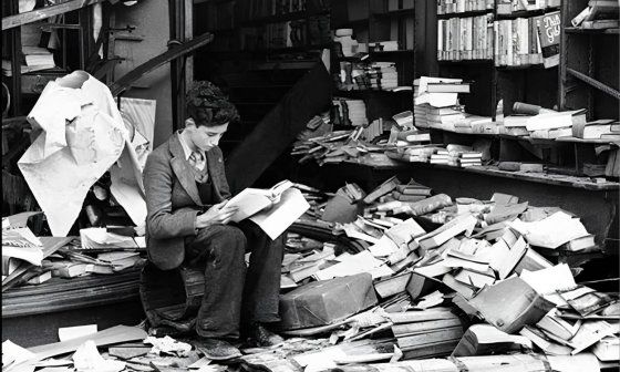 Un joven lee entre los restos de una librería destruida por un ataque aéreo alemán en Londres, el 8 de octubre de 1940. Foto: AP.