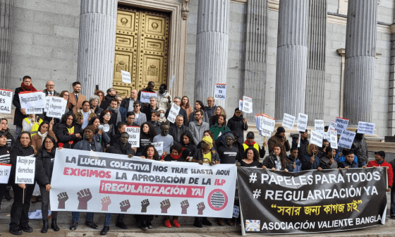 Impulsores de la iniciativa popular frente al Congreso.