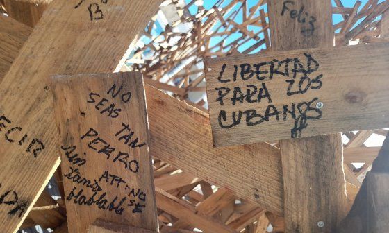 Frases escritas en la obra "Nube de Madera".