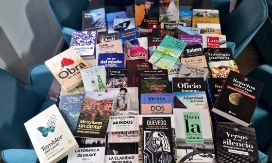 Libros de Ediciones deslinde sobre una mesa