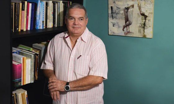 El escritor cubano Luis de la Paz.
