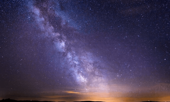 Ciello estrellado donde puede verse la Vía Láctea.