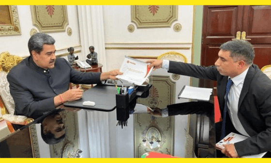 Nicolás Maduro entregando un documento a Pedro Tellechea.
