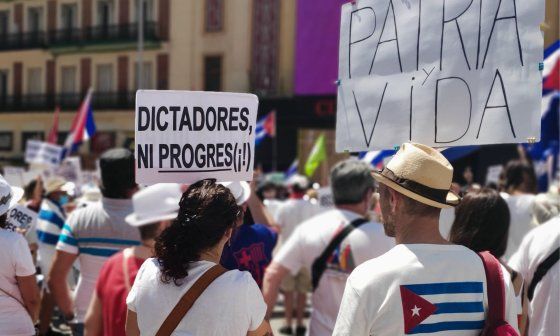 Manifestación en Madrid de exiliados, contra las dictaduras: "Dictadores, ni progres"