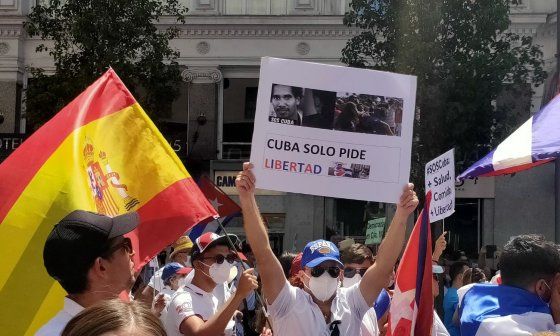 Manifestación en Madrid, cubanos y españoles, pidiendo Libertad para Cuba y el artista Luis Manuel Otero Alcántara.