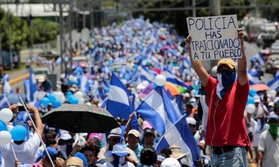 Personas manifestándose en las calles de una ciudad nicaragüense.