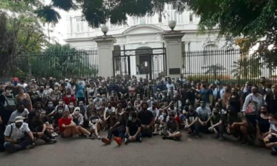 Manifestantes cubanos frente al Mincult