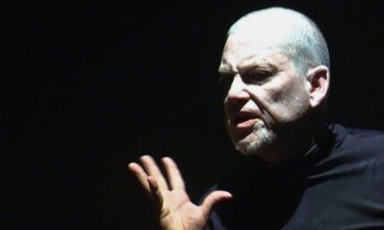 El actor y dramaturgo cubano Mario Junquera, director del grupo Teatro Interior (Camagüey) en la obra "El mundo del armario" (2025).