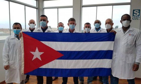 Médicos cubanos.