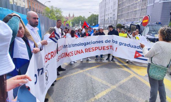 Médicos cubanos exigen en Madrid la homologación de su título.