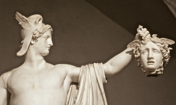 Cabeza de Medusa decapitada es sostenida por Perseo.