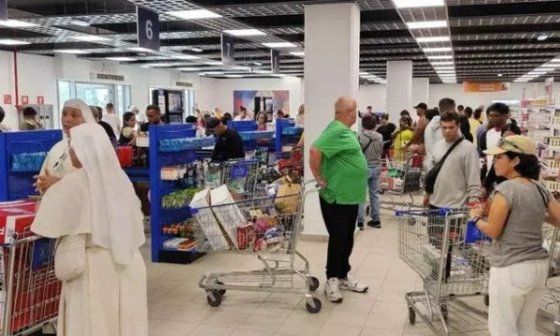Mercado en dólares en efectivo en 3era y 70, La Habana.