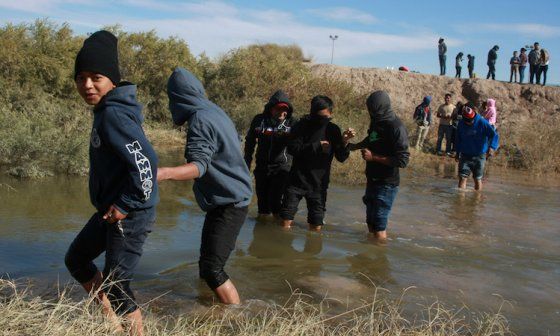 Migrantes cubanos cruzando el río Bravo.