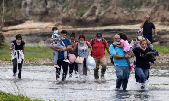 Migrantes cubanos cruzando la frontera sur de Estados Unidos.