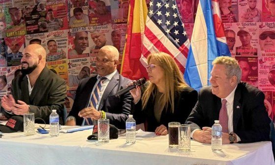 Mike Hammer (derecha) junto a los activistas cubanos Lázaro Mireles, Guillermo Ponce e Iliana Hernández, durante el encuentro en Madrid con activistas y periodistas cubanos exiliados en Europa.
