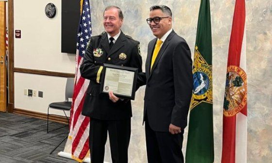 Manuel Milanés (derecha) recibiendo el Sheriff’s Appreciation Award, otorgado por el condado de Collier, Florida, EEUU.