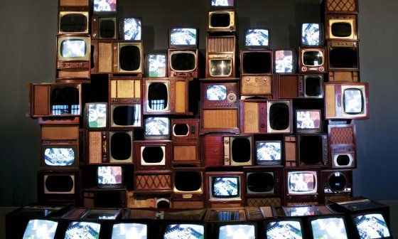 Obra Mirage Stage (muchos televisores juntos), de Nam June Paik