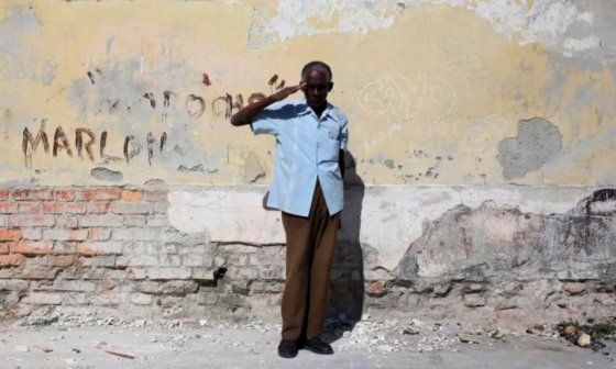Anciano realiza un saludo militar en una calle de La Habana (Cuba).