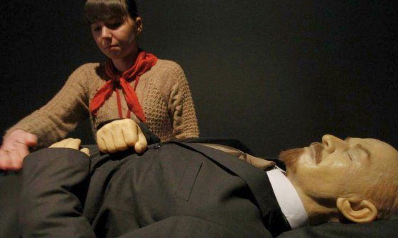 Una trabajadora prepara el cuerpo embalsamado de Vladimir Lenin en el Museo de la Unión Soviética, en Moscú (febrero de 2013).