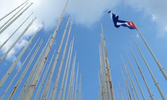 Bandera cubana enntre astas vacías en monte de banderas en La Habana.