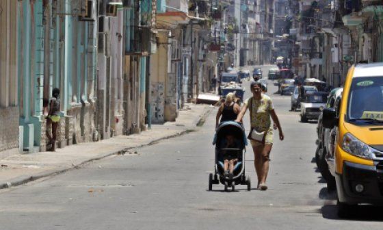 Una mujer camina por una calle en Cuba.