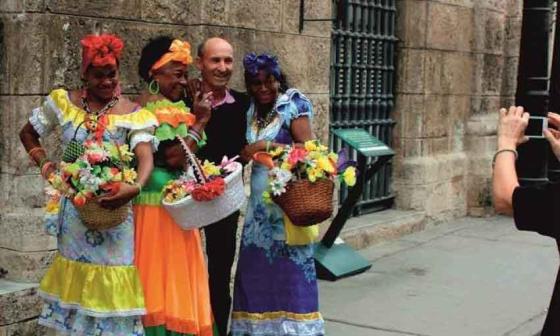 Turista se retrata con tres mulatas. Foto: Francis Sánchez