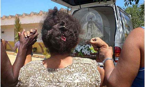 Mujeres devotas ante la Virgen. Foto: Ferriol Grasso