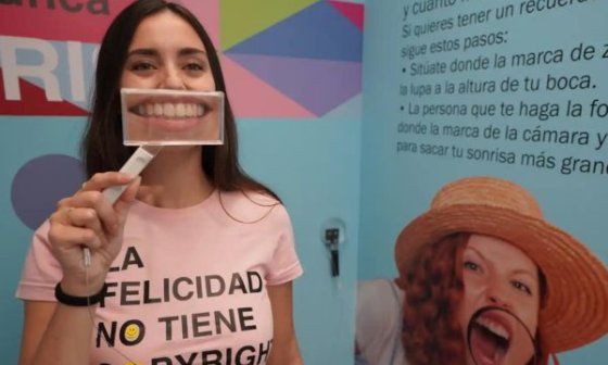 Chica sonriendo frente a una lupa en el Museo de la Felicidad de Madrid