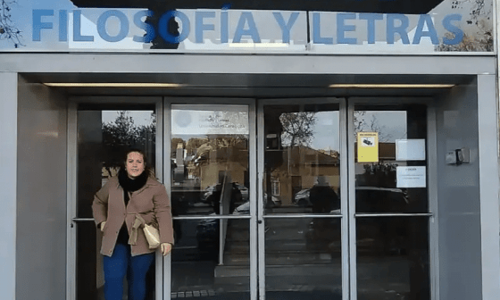 Nayara Ortega Someillán en la Facultad de Filosofía y Letras de la Universidad de Zaragoza.