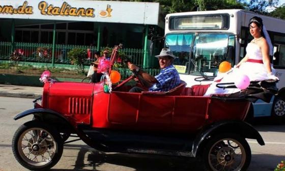 Novia en un coche antiguo. Foto: Francis Sánchez