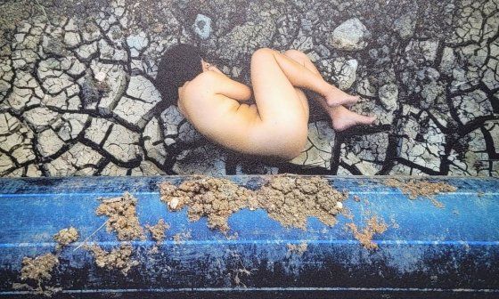 "Contar el tiempo" (2021) de la serie "In situ", de la artista cubana Su_ayma Parra. Técnica: impresión a relieve sobre dibond. Dimensiones: 43 x 64 cm.