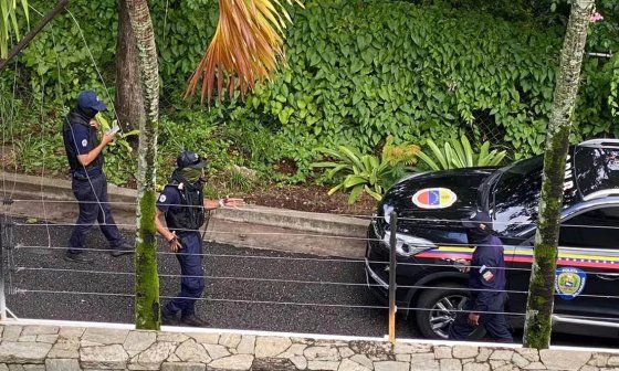 Cerco policial a la embajada de Argentina en Caracas.