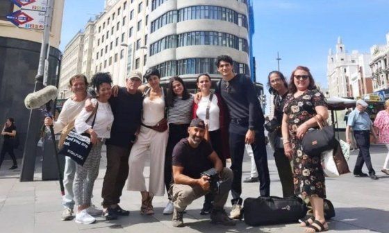 Omar Alí junto a una parte del elenco de la película "El camino", rodada en Madrid.