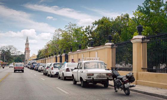 Fila de automóviles para conseguir gasolina en el municipio Plaza de la Revolución.