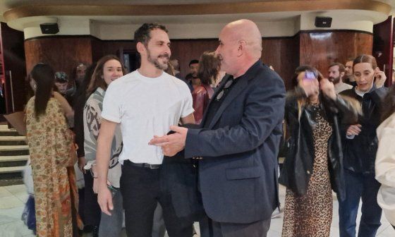 Actor español Paco León conversa con Francis Sánchez, director de Árbol Invertido, en la premier del documental "Patria y Vida".