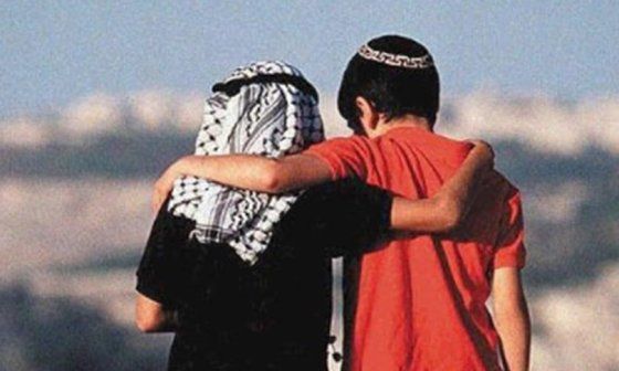 Un niño palestino y otro israelí caminando de espaldas abrazados.