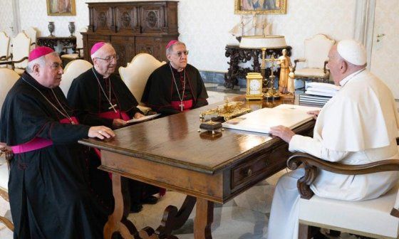 Papa Francisco recibe a obispos cubanos en el Vaticano.