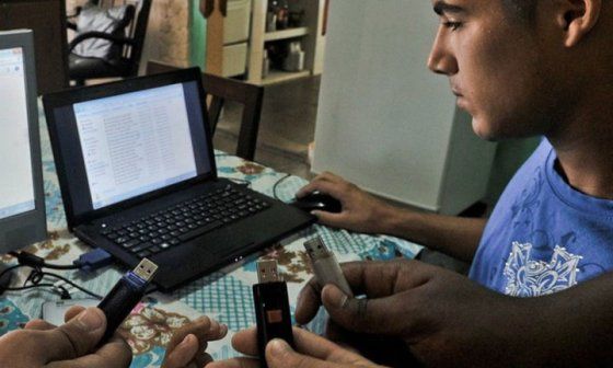 "Paquetero" copiando el paquete semanal en Cuba.