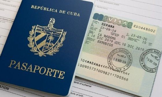 Pasaporte cubano con la inscripción “República de Cuba” junto a un visado español con sellos y formularios.