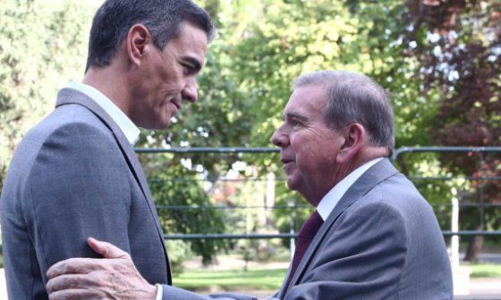 Pedro Sánchez se reúne con el opositor venezolano Edmundo González.