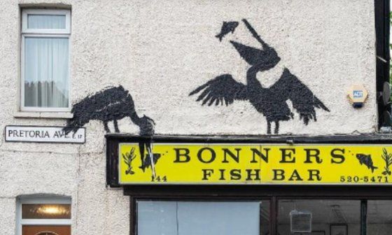 Obra stencil del artista urbano Banksy a las afueras de Londres.