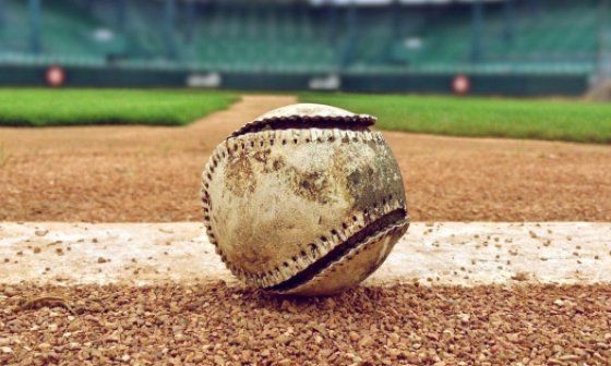 Pelota de béisbol deteriorada en un terreno