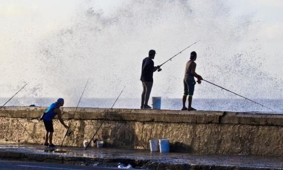 Pescadores en el Malecón de La Habana. 
